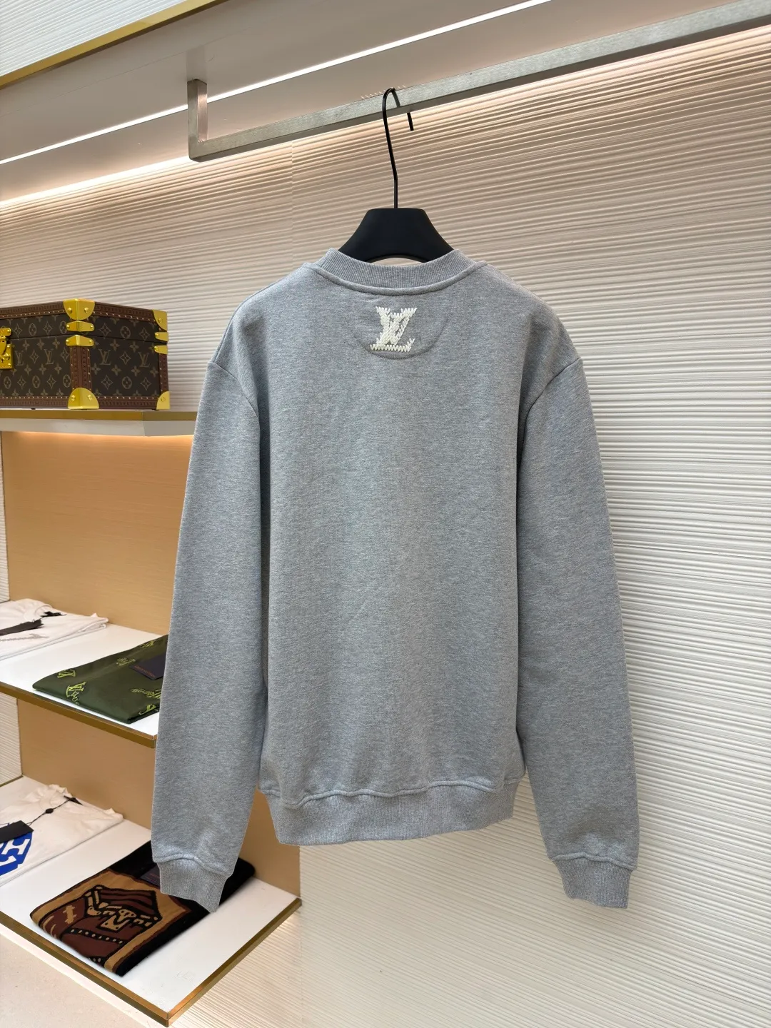 LOUIS VUITTON embroidered hook-and-loop letter sweatshirt ●Authentic product: 11300 purchased and developed ●Item number: 1680685-A85 ●Fabric: pure cotton fabric ●Technology: embroidered hook-and-loop pattern production ●Version: fitted version ●Weight: about 600 grams ●Size: XS-S-M-L ●Description: Made of customized YB native cotton fabric, soft and breathable, comfortable and stylish to wear. The oversized loose fit is combined with the round neck pullover sweatshirt cut to create a classic casual style. The fabric has been specially treated to maintain the skin-friendly properties of cotton and improve the overall crispness. Thick line embroidery is used on the front and back to present the brand logo. The iconic LV monogram is outlined in fine embroidery on the chest, while Marque L.Vuitton Déposée is fully embroidered on the back. The embroidery lines are full and three-dimensional, creating a realistic hand-woven visual effect through unique knitting techniques. Every embroidery detail is strictly controlled to ensure that the stitches are even and fine, and the pattern is clear and delicate. The overall wiring is straight and delicate, the fabric is comfortable and soft, and the color is consistent without color difference. It can be matched with the same style to create a fashionable look and control various occasions. Customized accessories, complete with three standards, same style for men and women!
